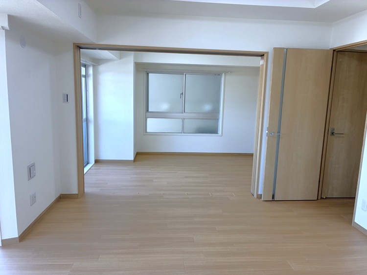 【LD】隣接する洋室の戸を開ければLDの延長として利用でき、開放感が生まれます。見守りが必要なお子様のプレイルームや、お昼寝場所としてもおすすめです。