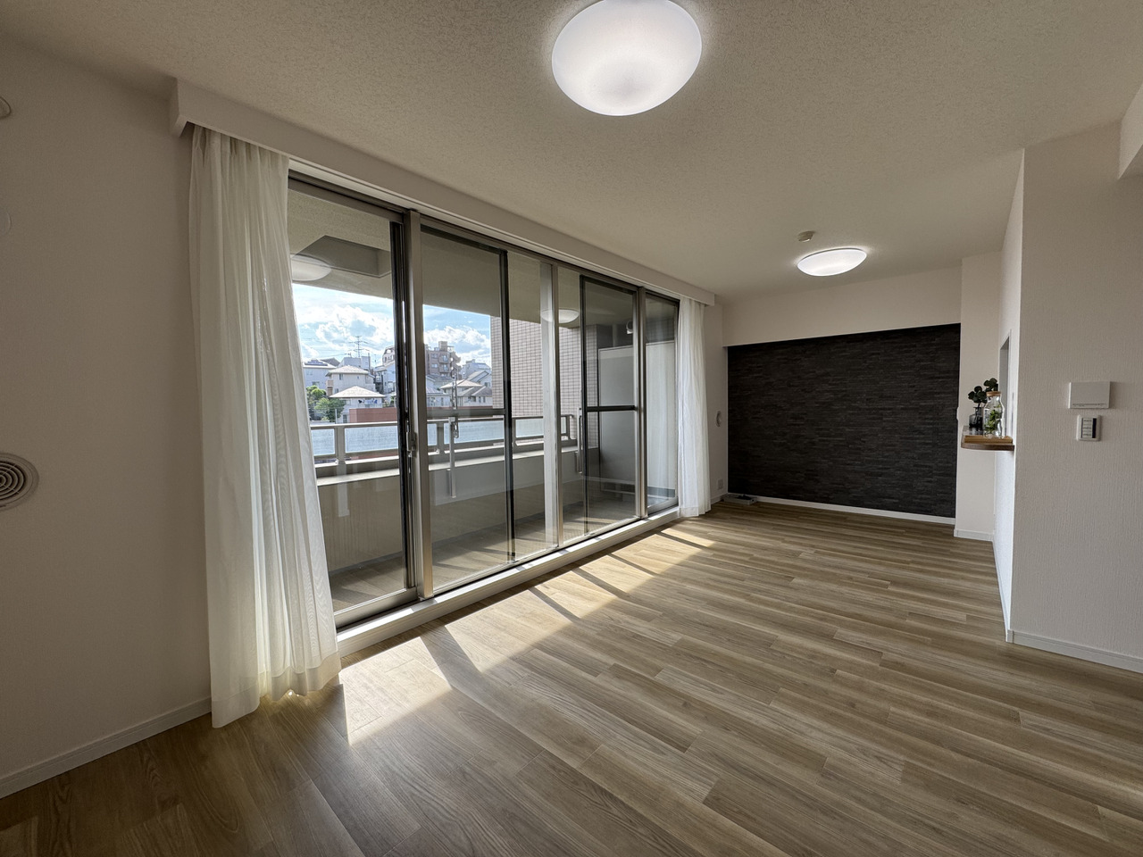 【LDK/約15.7帖】6階部分につき陽当たりや通風、眺望良好の住戸です。大きく取られた開口部から明るい陽光が差し込み、1年を通して快適に暮らすことができます。