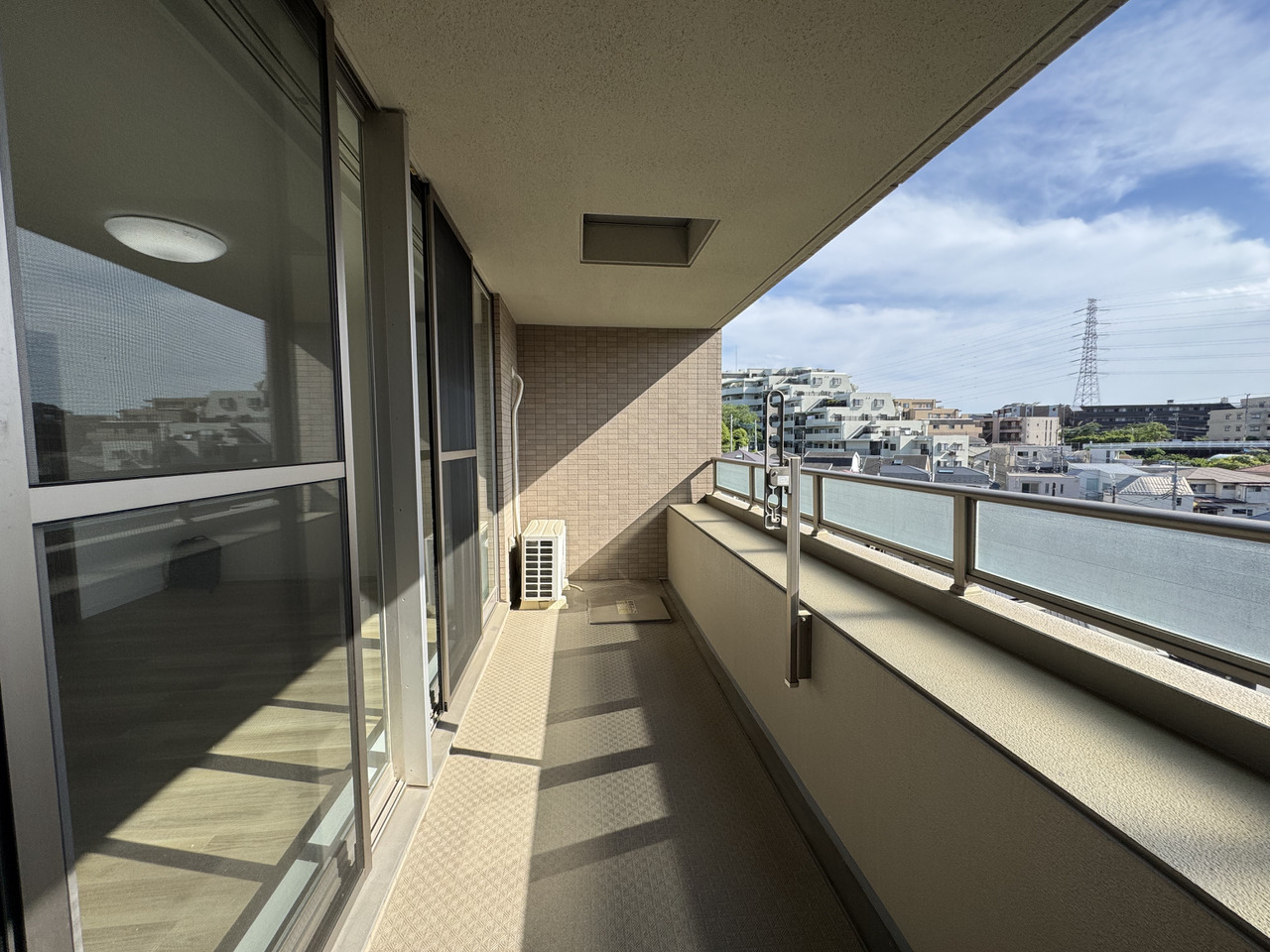 【バルコニー】バルコニー面積はゆったり9.00m2の広さ。物干し金物があらかじめ設置されているので、お天気の良い日にまとめて洗濯物を干すことができます。