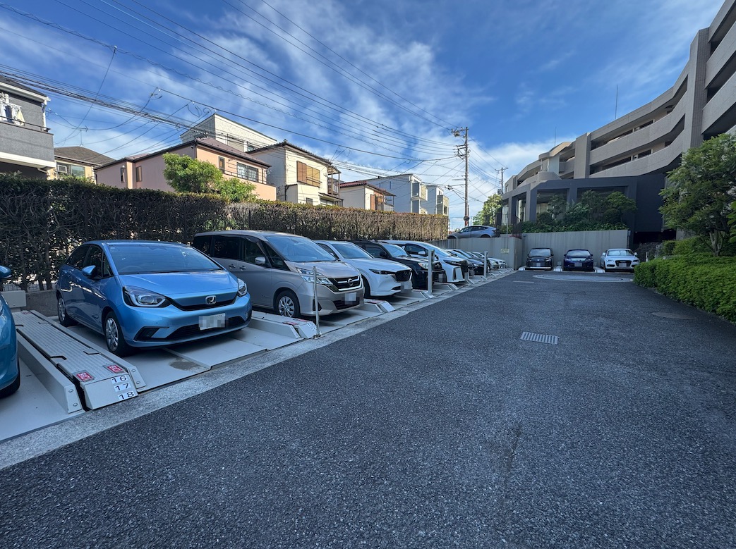 【駐車場/共用部】マンション敷地内に設けられた駐車場(駐車料金は9000〜17000円/月)です。詳細や最新の空き状況などは、担当者にお気軽にお問い合わせください。