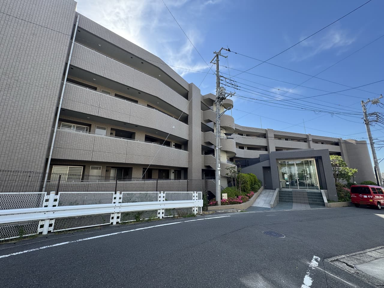 【現地外観】東急田園都市線「たまプラーザ」駅まで徒歩10分、「鷺沼」駅まで徒歩11分。閑静な住宅街と商業エリアが調和する第一種住居地域内に位置。大切なペットと暮らせるマンションです(飼育細則あり)。