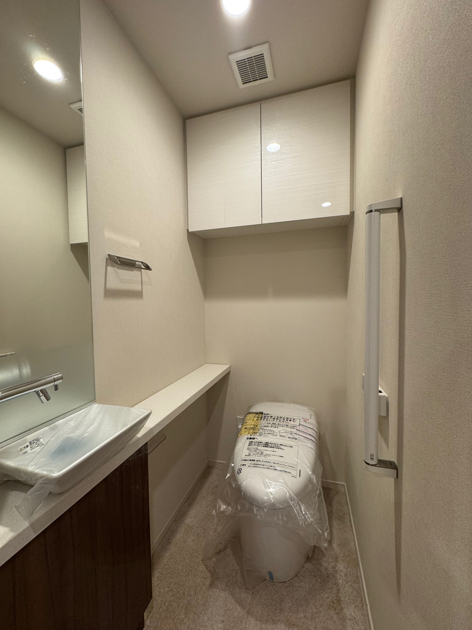 【トイレ】見た目がすっきりとしたデザインのトイレが採用されています。独立した手洗い器があり、衛生面にも配慮されています。(※TOTO製トイレ交換済み/2025年8月22日完工)