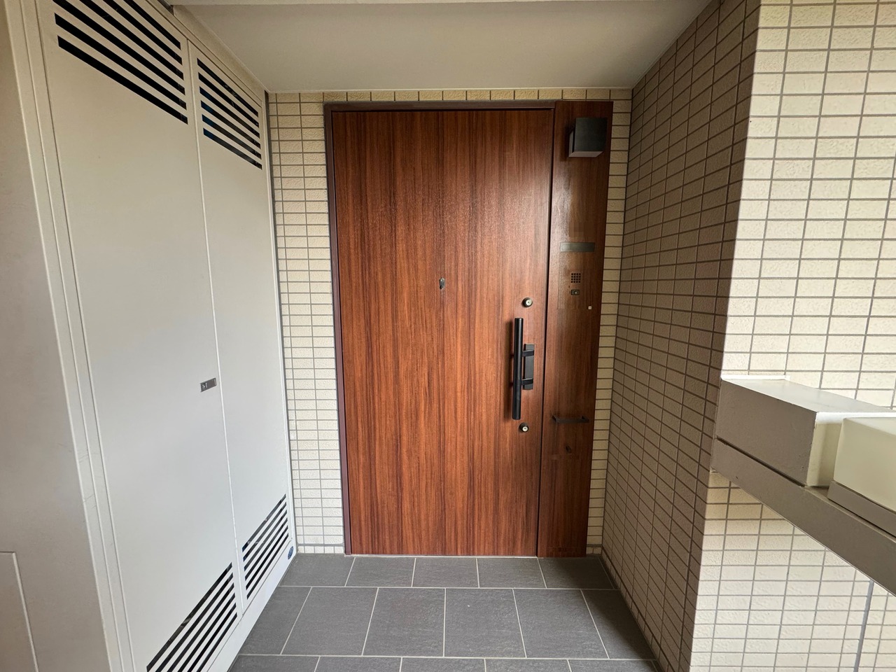 【玄関】玄関扉を開閉しても通行人から部屋の中が見えにくい、屋外アルコーブが設けられています。広さ2.45m2。独立性が高く、プライバシーが守られやすいです。
