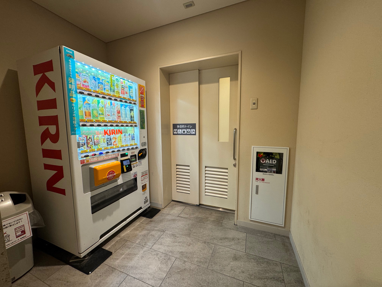 【共用部】住民向けに自動販売機が設置されています。夜間や悪天候のときなどに、マンションの敷地を出ずに飲み物を買いに行くことができ便利です。