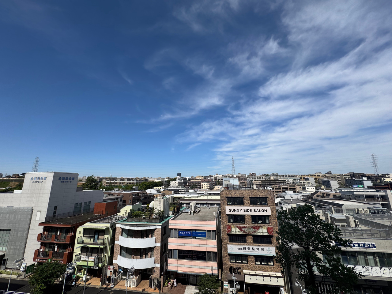 【住戸からの眺望】視界を遮る高い建物はございませんので、街並みが広がる開放的な景色を楽しめます。※眺望は将来に渡って保証するものではありません。