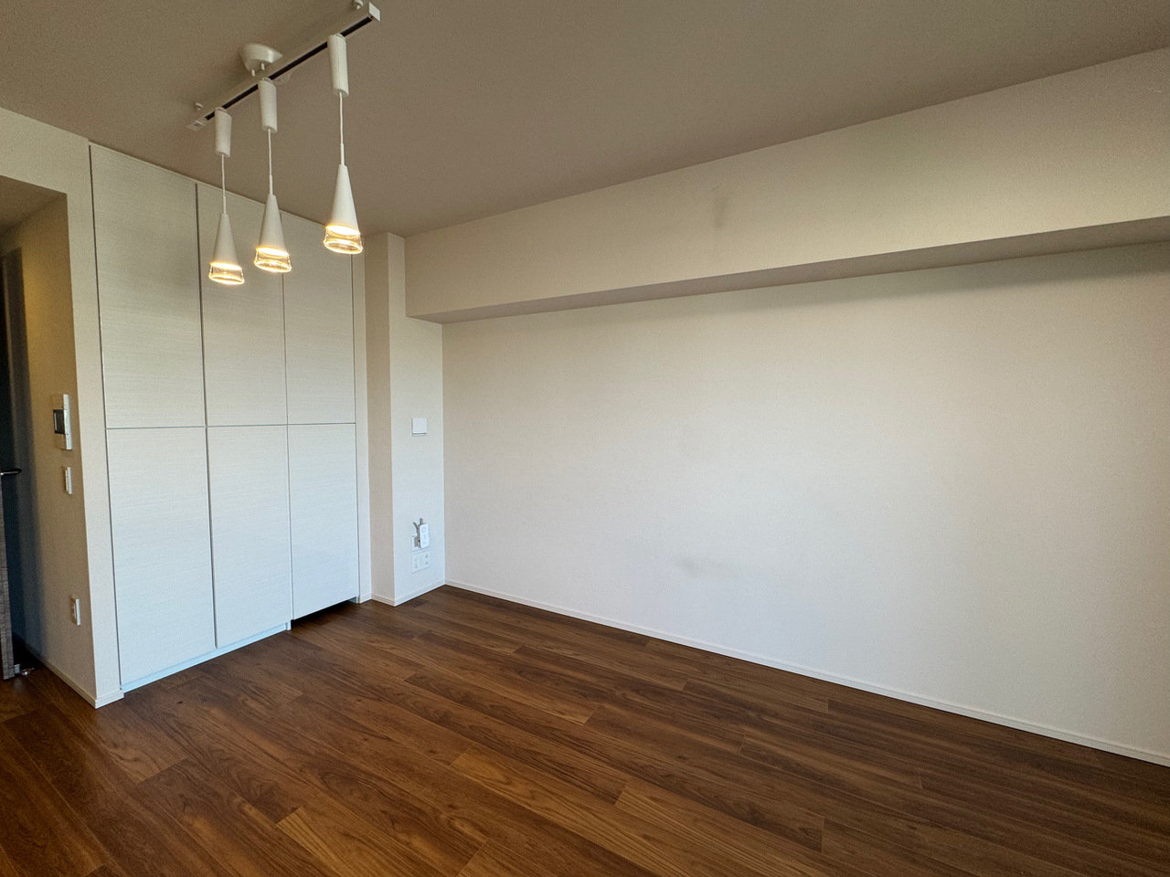 【LDK/約14.4帖】ナチュラルテイストの内装デザイン。お好みの家具を配置して、お部屋づくりを楽しめます。リビング収納が備わっているため、すっきりとした空間が保たれやすいです。