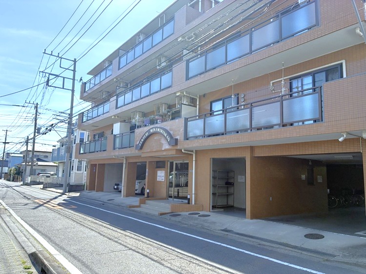 【外観】小田急江ノ島線「南林間」駅まで徒歩6分の立地。総戸数23戸、RC造4階建の1階部分「3LDK」の住まいです。2026年3月に内装リフォーム済のため、気持ちよく新生活がスタートできます。