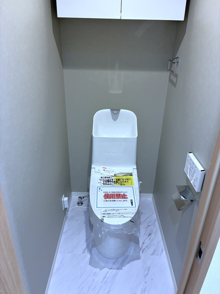 【トイレ】2026年3月に交換済のトイレ。年間を通して快適に使用できる、温水洗浄便座が設置されています。手洗いタンク付きで、使用後すぐに手を洗うことができます。