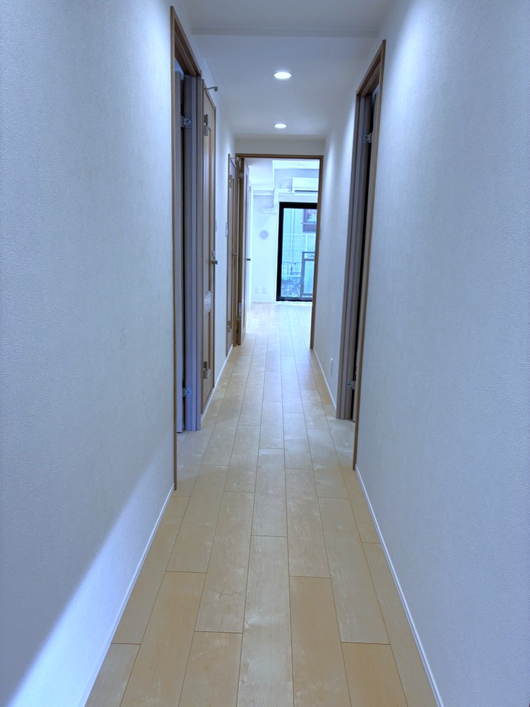 【廊下】各居室の扉を閉めておくことで、宅配業者などの来客があった際にも、玄関から住空間の様子が丸見えにならない設計です。