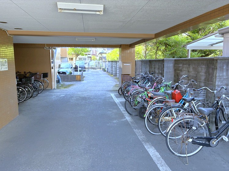 【駐輪場】敷地内に屋根付きの駐輪場が設けられています。利用料金や最新の空き状況など、詳細はお気軽にお問い合わせくださいませ。
