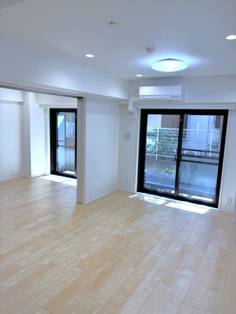 【LDK】南西側にバルコニー・専用庭へ繋がる掃き出し窓があり、開放的な空間です。隣接する約6.4帖の洋室の引き戸を開放すると、リビングの続き間として活用できます。