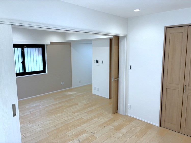 【洋室/約6.4帖】広さにゆとりがあり、主寝室としておすすめのお部屋。天気の良い日には、寝具などをそのままバルコニーに干すことができ、家事動線がスムーズです。収納が設けられています。