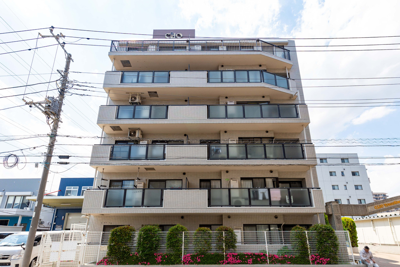 【現地外観写真】総戸数46戸のマンション。管理形態は日勤です。エントランスには、防犯面に配慮されたオートロックが備わっています。