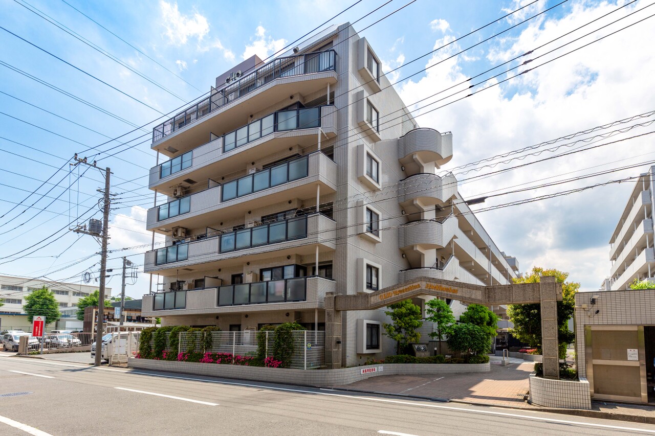 【現地外観写真】敷地内の植樹の手入れも行き届いているため、季節の移り変わりを目で見て感じていただけます。周辺環境と合わせてご検討ください。