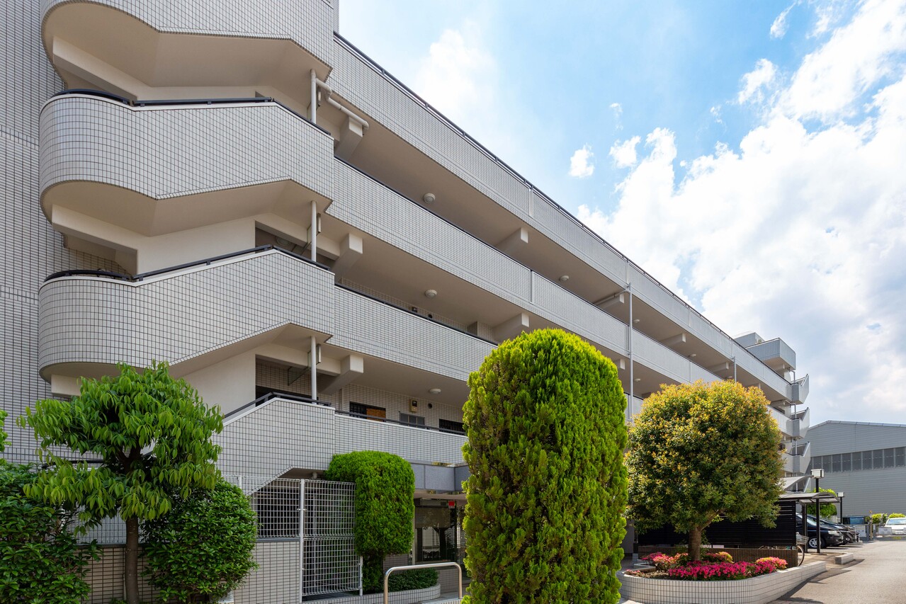 【現地外観写真】横浜市立師岡小学校まで徒歩13分、横浜市立樽町中学校まで徒歩2分。お子様の通学負担が少なめの住環境です。