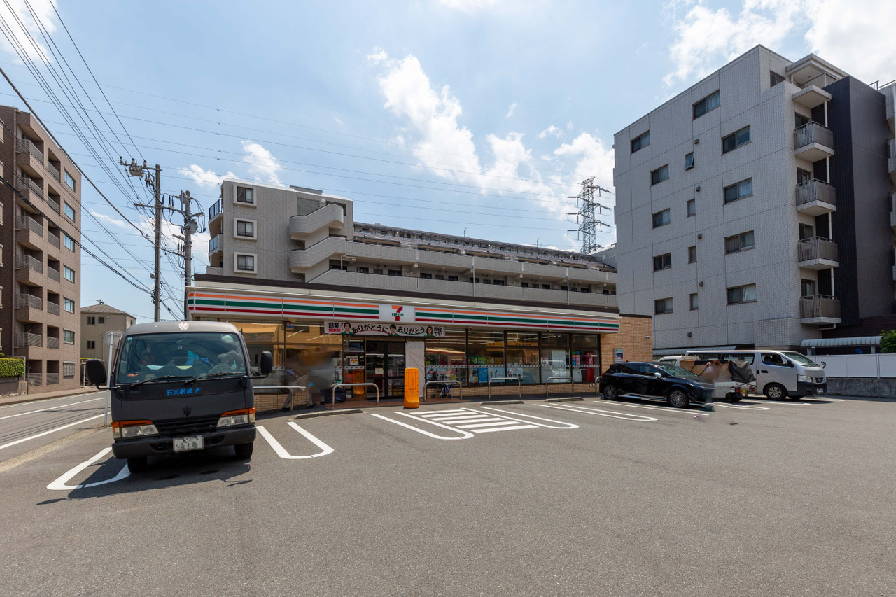 【セブンイレブン横浜樽町4丁目店】徒歩1分。何かちょこっと買い出しに行きたいときや、飲み物だけサッと買いたいときなどに、気軽に立ち寄れる距離にあります。