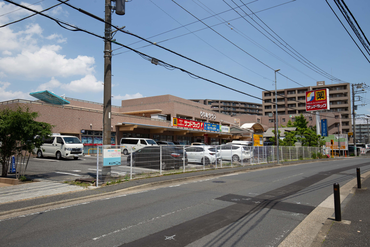 【サンドラッグ樽町店】徒歩2分。薬・健康食品・日用品・酒類などの取り扱いがあるドラッグストア。急な体調不良や怪我の際に、すぐに買い物に行くことができます。