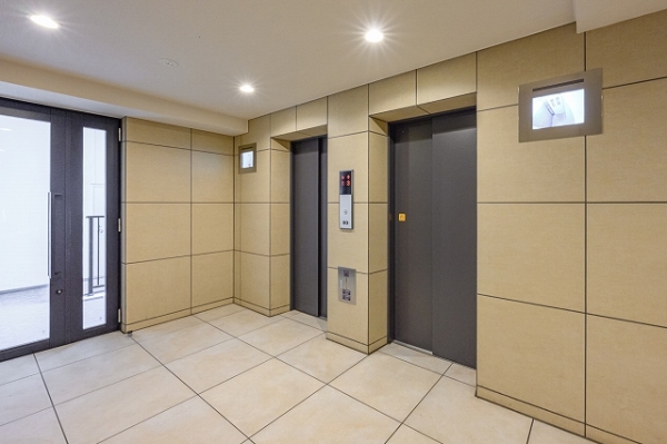マンション内にエレベーター3基あります