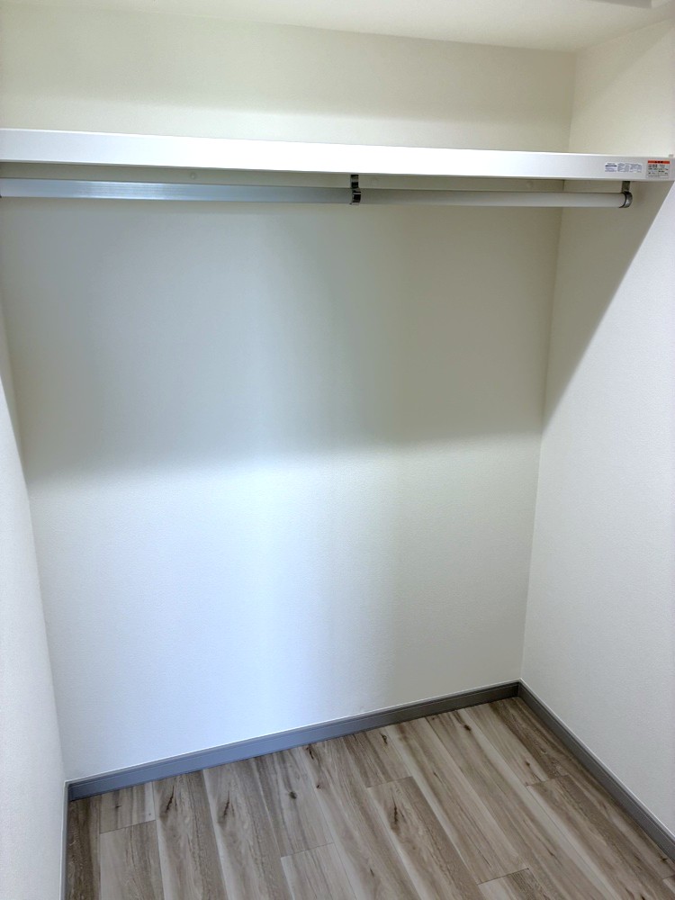 【WIC】約6.6帖の洋室にはWICが備わっています。衣類や小物をすっきりと収納でき、住空間を有効に使えます。