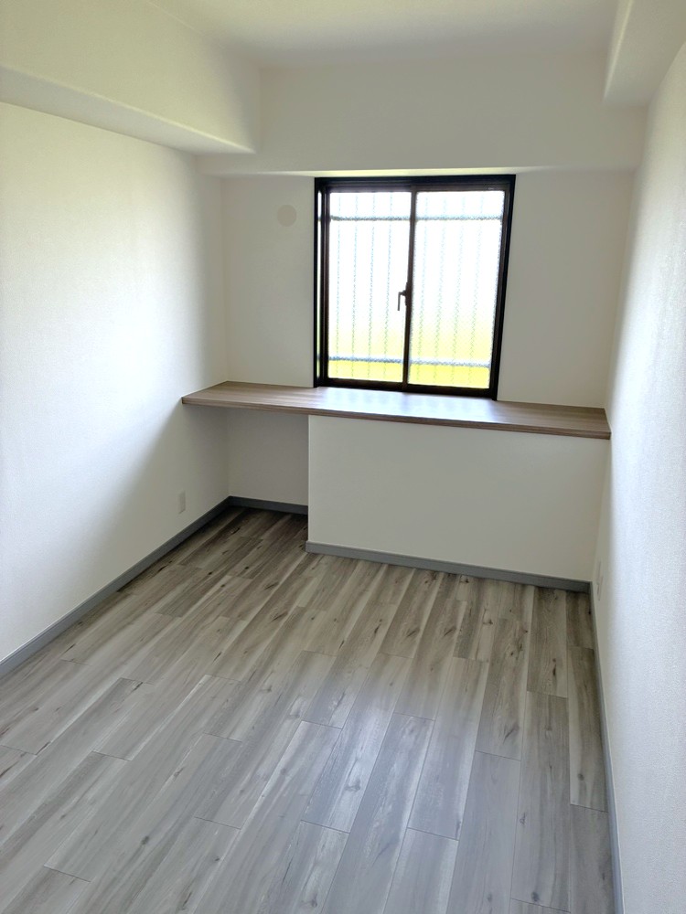 【洋室/約5.0帖】子供部屋や趣味部屋など、多目的に使いやすい約5.0帖の広さ。白いクロスが光をやさしく反射し、室内に自然な明るさが広がります。