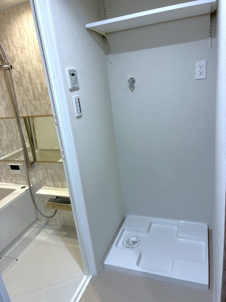 【洗面室】水まわりが近く、家事の同時進行がしやすい間取りです。防水パン上部に可動棚が備えられており、洗剤やタオル類を収納することができます。
