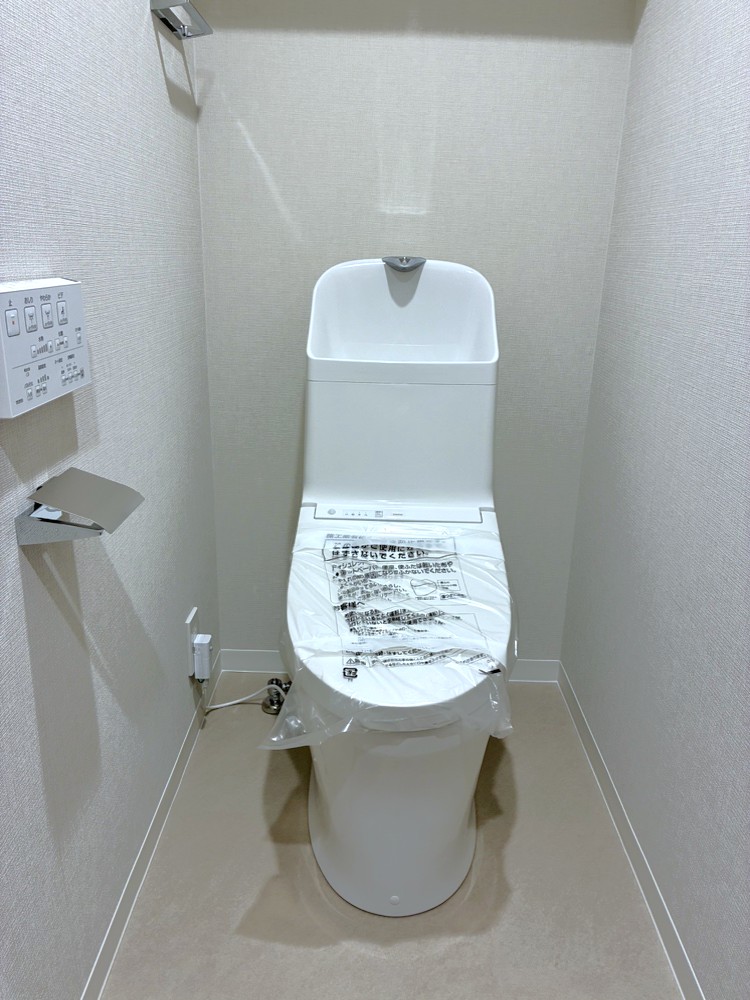 【トイレ】2026年3月に交換済みのトイレ。年間を通して快適に使用できる、温水洗浄便座が設置されています。手洗いタンク付きで、使用後すぐに手を洗うことができます。