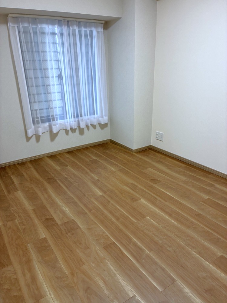 【洋室/約6.1帖】広さにゆとりがあり、主寝室としておすすめのお部屋。WICが備えられています。衣類や鞄などをすっきり納め、室内を有効に使うことができます。