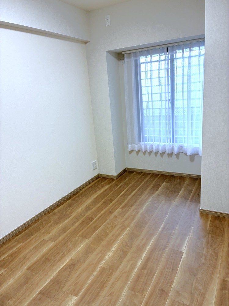 【洋室/約5.0帖】玄関近くに配置された、独立性の高いお部屋です。子供部屋やワークスペースなど、ライフスタイルに合わせて多目的に活用可能。インテリアを楽しめる、ナチュラルな内装デザインです。