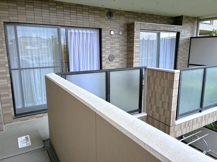 【バルコニー】南向きのため、陽光が降り注ぎ、洗濯物が気持ちよく干せます。在宅ワークや家事の合間など、バルコニーに出て気軽にリフレッシュできそうです。
