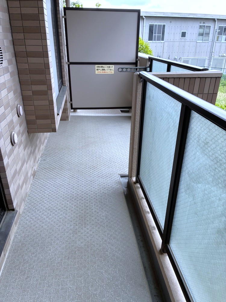 【バルコニー】折り畳み式の物干し金物が設置されています。屋根があるので、室内への直射日光や雨の吹込みが軽減されます。少しの雨では洗濯物が濡れにくいのも嬉しいポイントです。