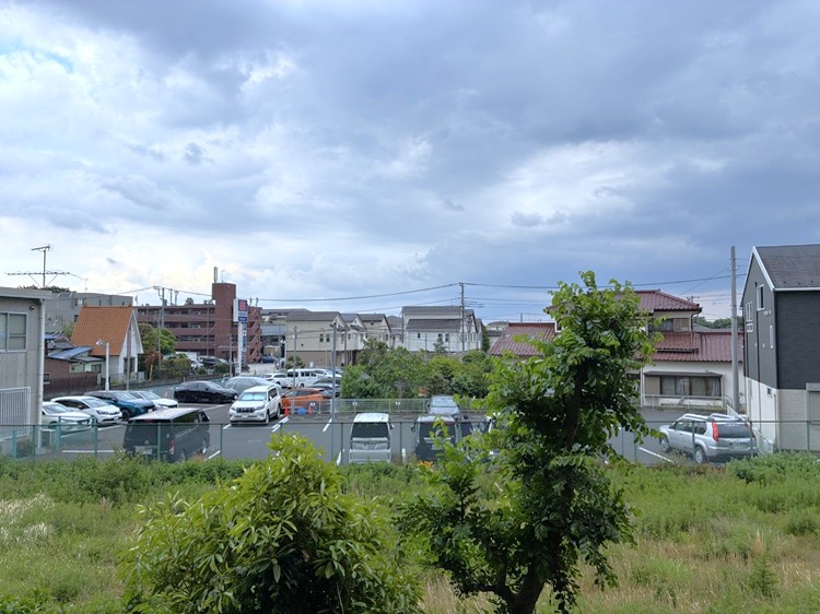【眺望写真】現況、周囲の建物と距離があり、外からの視線を比較的気にせず過ごせます。天気の良い日には、広い青空を見渡す開放感を楽しむことができます。※眺望は将来に渡って保証するものではありません。