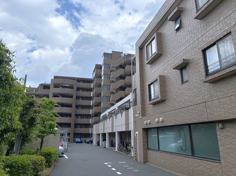 【外観】マンション敷地内に駐車場が設置されています。最新の空き情報や利用料金など、詳細につきましては、お気軽にお問い合わせくださいませ。