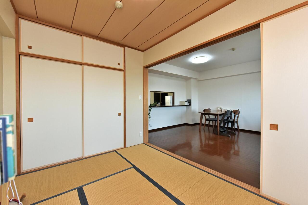 【和室/約6.0帖】押入が設置されています。天袋付きのため、普段使用しないものや思い出の品などの収納に便利です。