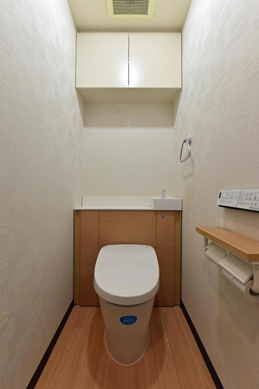 【トイレ】毎日清潔にご使用いただける温水洗浄便座が設置されています。壁にリモコンが備え付けられているので、便座周りのお掃除がしやすいです。