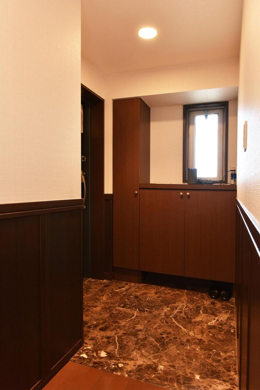 【玄関】天然石の本磨き仕上げが採用された、ラグジュアリーな空間です。外から直接室内の様子が見えにくい、プライバシーに配慮された設計です。