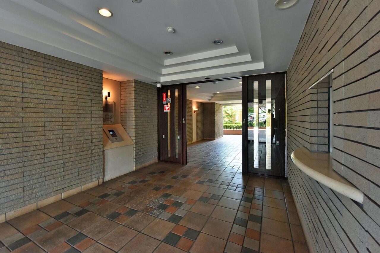 【エントランス】マンション内に宅配ボックスが設置されており、外出時にも荷物の受け取りが可能。再配達の手間が省け便利です。