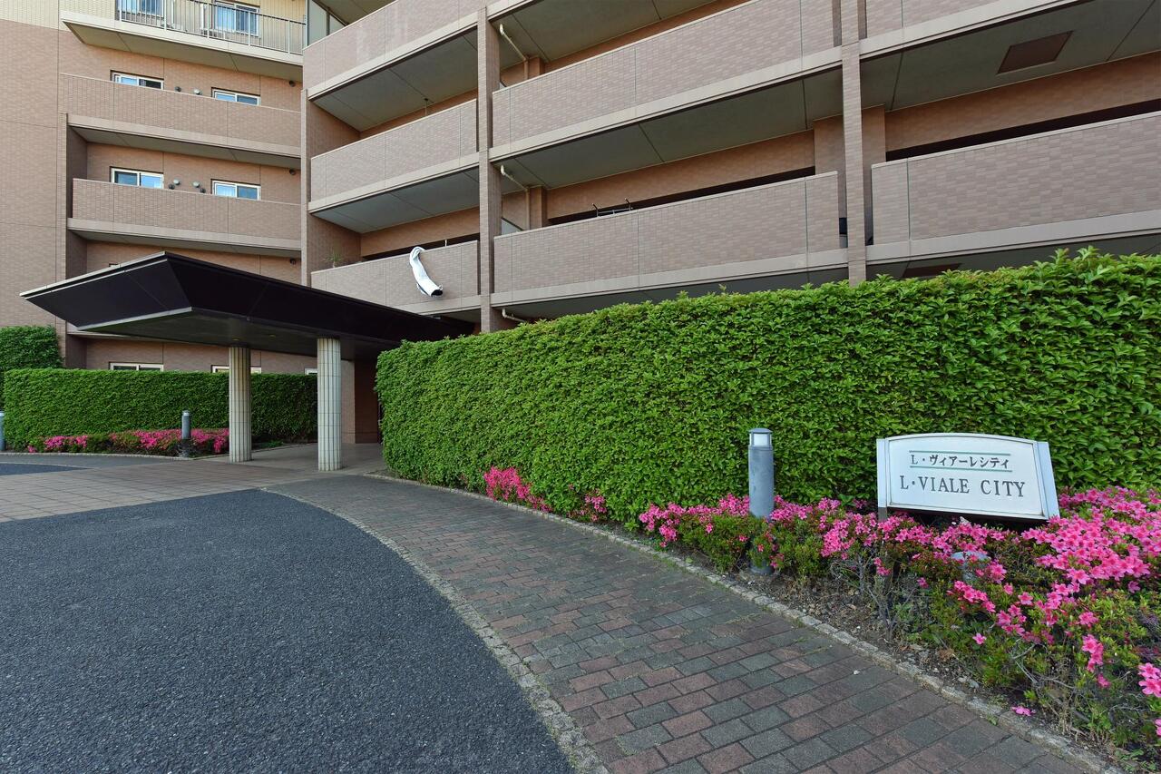 【エントランス】マンション敷地内には駐車場・駐輪場・バイク置き場が設置されています。空き状況や料金など、お気軽にお問い合わせください。