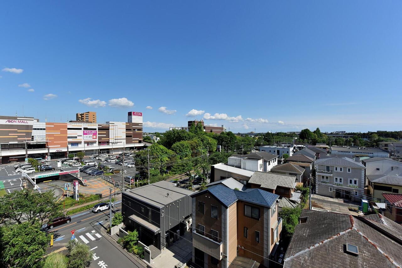【住戸からの眺望写真】地上12階建の6階部分に位置します。イオンモール大和まで徒歩2分の距離にあり、毎日のお買い物に便利です。※眺望は将来に渡って保証するものではありません。