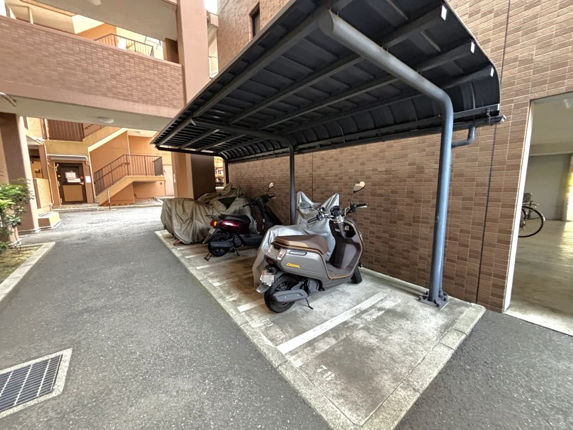 【バイク置場】敷地内には、屋根付きのバイク置場がございます。使用料、最新の空き状況など、お気軽にお問合せくださいませ。