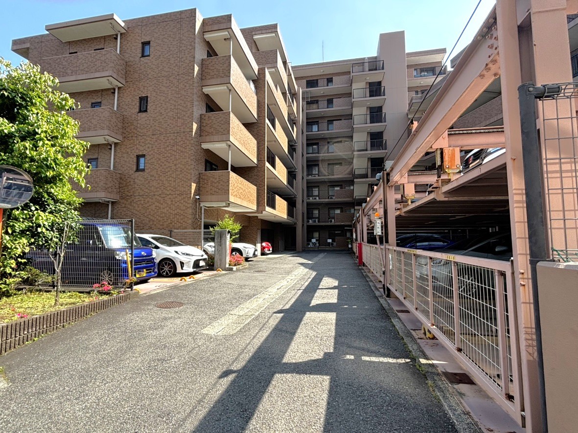 【駐車場】8階建て5階部分の角部屋です。4LDKと部屋数が多く、ゆったりとお過ごしいただけます。前面棟無しのため、日当たり・眺望良好です。