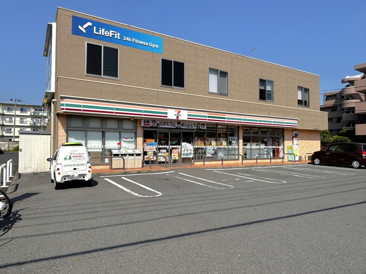【セブンイレブン相模原鵜野森1丁目店】徒歩2分。歩いてすぐの距離にあり、ちょっとした買い物に便利です。ATMやチケット購入、公共料金の支払いなどのサービスを利用できます。24時間営業。
