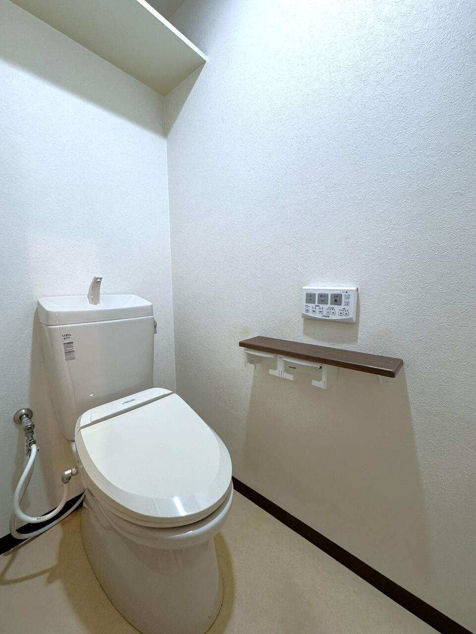 【トイレ】毎日清潔にご使用いただける、暖房付き温水洗浄便座が設置されています。壁にリモコンが備え付けられているので、操作がしやすいです。動作をサポートしてくれる手摺りあり。