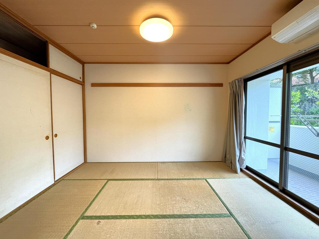 【和室/約6帖】LDに隣接するしています。西向きの大きな開口部から陽光が差し込み、夕方まで明るい和室です。