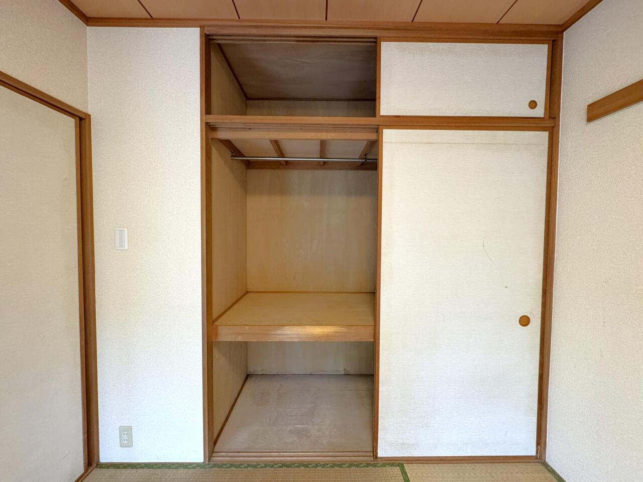 【収納/約6帖和室】布団や衣類をたっぷり収納できる押入が採用されています。天袋付きのため、普段あまり使用しない物や思い出の品の収納に重宝します。