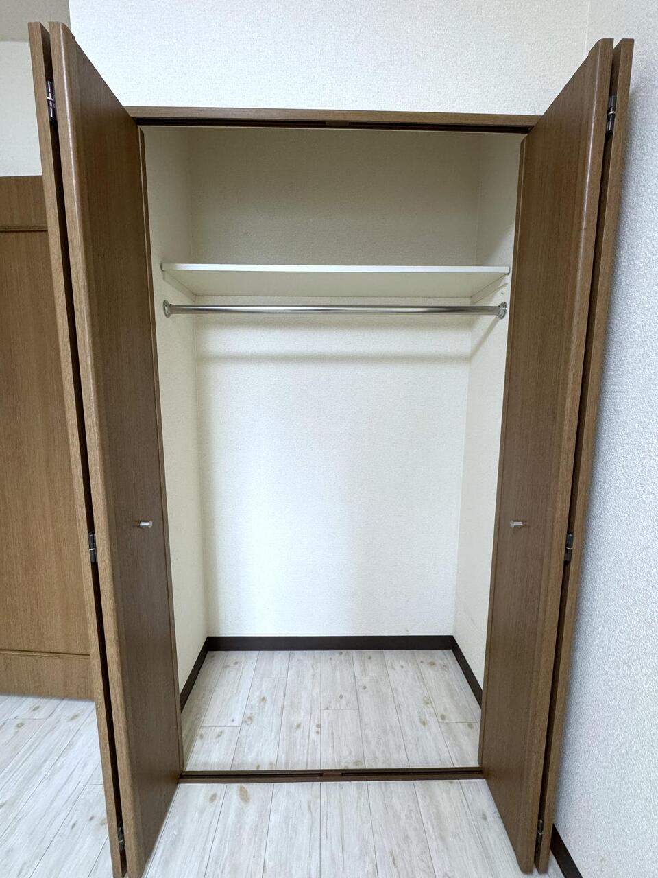 【収納/約4.7帖洋室】枕棚とハンガーパイプ付きのクローゼットが備わっています。丈の長い衣類も畳まずに収納できて便利。衣替えがスムーズです。