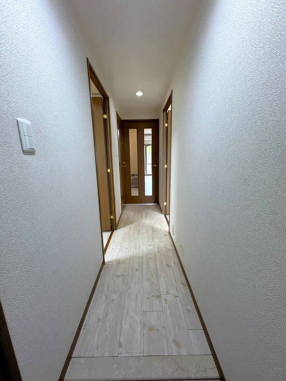【廊下】シンプルな内装のため、様々な家具と調和します。お好みのお部屋作りが楽しめそうです。