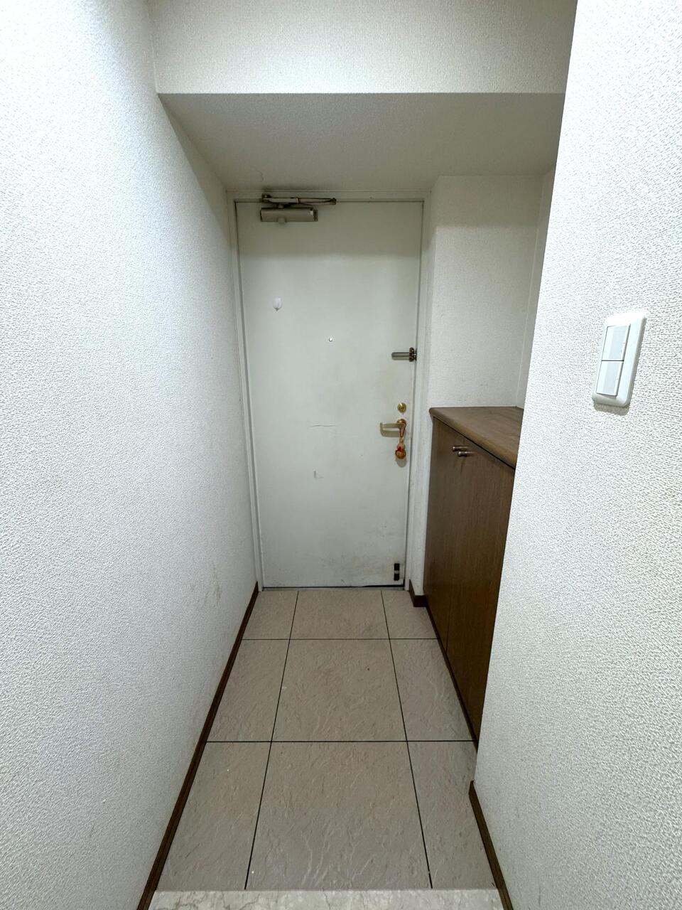 【玄関】シューズボックスが設置されており、散らかりがちな玄関をスッキリと片付けることができます。上部にはお気に入りの小物や季節のお花などが飾れます。