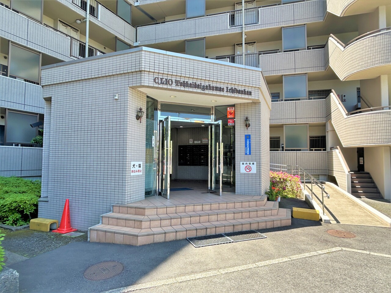 【エントランス】階下に住戸がないため、足音などの生活音を気にせずに生活できます。子育て世帯にもおすすめです。