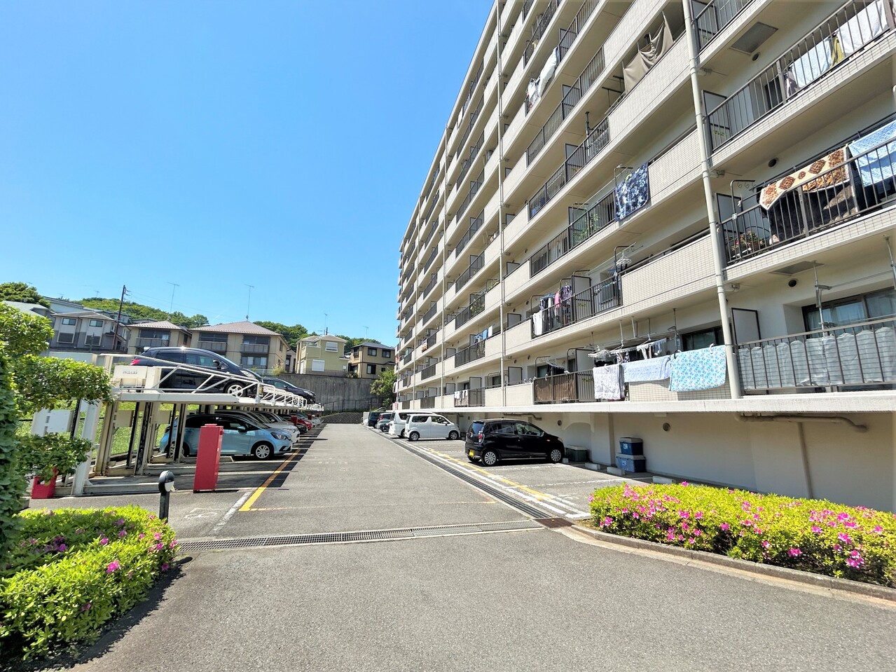 【駐車場】マンション敷地内に駐車場が用意されています。ご利用には別途費用が掛かります。詳細については、お問い合わせください。