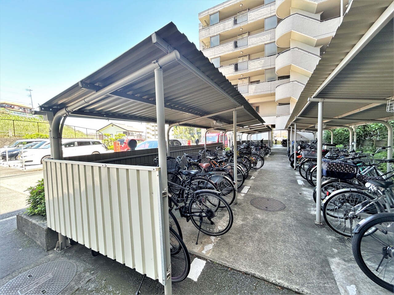 【駐輪場】マンション敷地内の駐輪場の様子。雨風や汚れが気になりにくい屋根付きです。空き状況等は、随時お問い合わせください。